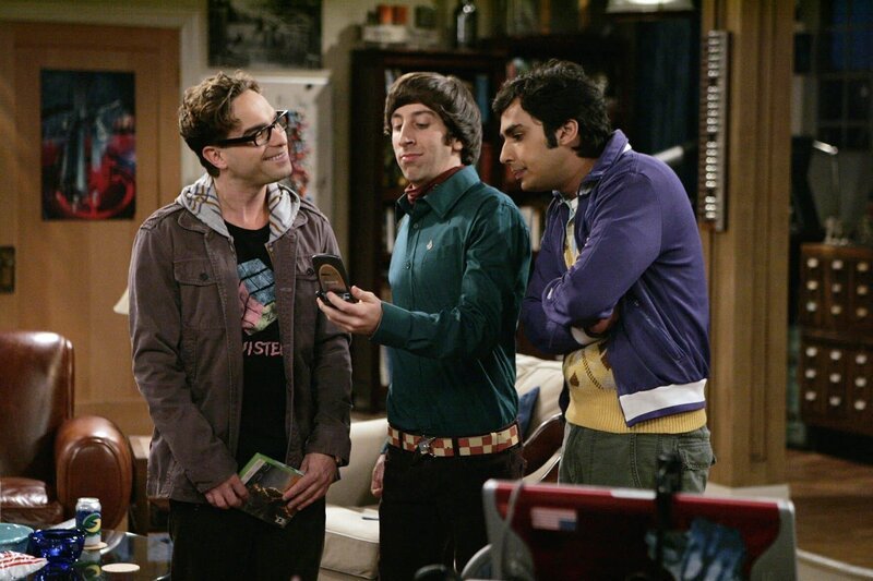 Eigentlich wollen Sheldon, Leonard (Johnny Galecki, l.), Howard (Simon Helberg, M.) und Rajesh (Kunal Nayyar, r.) die ganze Nacht durch das Computerspiel „Halo 3“ spielen. Da steht plötzlich Penny in der Tür. Sie bekommt Besuch aus ihrer Heimatstadt Omaha: Christy, die so mit ungefähr mit jedem Jungen in der Stadt ein Verhältnis hatte … – Bild: PLURIMEDIA (Warner Bros)