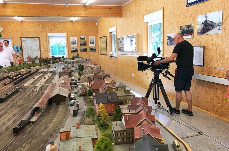 SWR-Kameramann Lorenz Pagés sucht nach der richtigen Perspektive: Motive gibt es in Aalen genug. – Bild: SWR