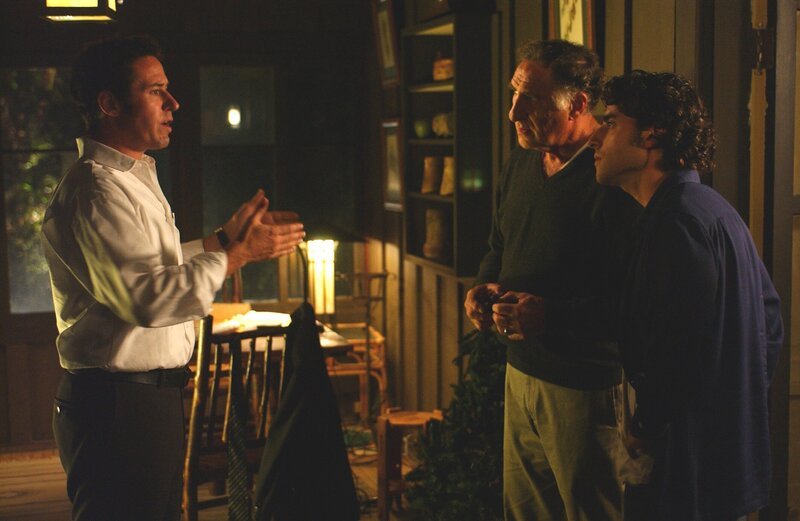 Nachdem Don (Rob Morrow, l.) der Fall entzogen wurde, recherchiert er gemeinsam mit seinem Vater Alan (Judd Hirsch, M.) und seinem Bruder Charlie (David Krumholtz, r.) weiter und sie kommen auf eine heiße Spur&nbsp;… – Bild: 13TH STREET