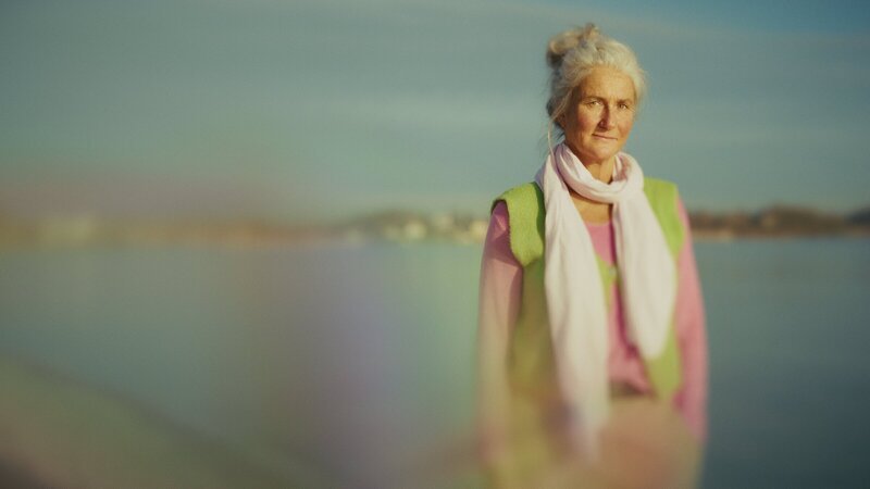 Britta ist 58 Jahre alt und von Frühdemenz betroffen. Sie war Anfang 50, als die ersten Anzeichen auftraten. – Bild: 3sat