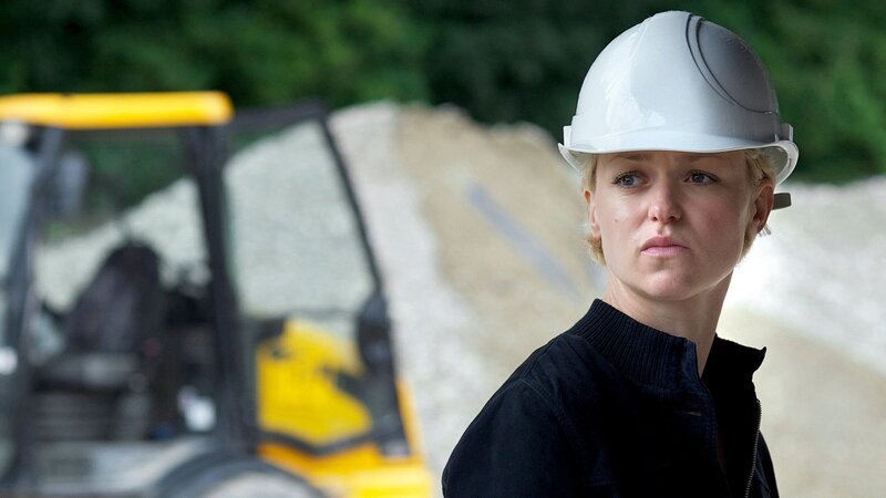 Sophie (Lisa Wagner) ist eine selbstbewusste, zielstrebige junge Bauingenieurin, die es versteht, sich in der Männerwelt durchzusetzen. – Bild: 3sat Sophie (Lisa Wagner) ist eine selbstbewusste, zielstrebige junge Bauingenieurin, die es versteht, sich in der Männerwelt durchzusetzen. – Bild: 3sat
