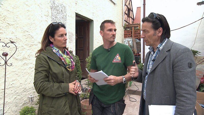 Die Bauretter wollen Alexandra und ihrer Familie helfen. Das Team von John Kosmalla (re.) stellt Küche, Bad, Kinderzimmer, Wohnzimmer und Flur fertig, während Manuela Reibold-Rolinger (li.) dem Bauunternehmer auf den Zahn fühlt. Wird es ihr gelingen, alle Parteien an einen Tisch zu bekommen? – Bild: RTL II