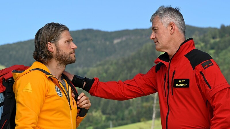 Michi (Robert Lohr, r.) macht sich Sorgen, und fragt sich, ob Markus (Sebastian Ströbel, l.) die richtige Entscheidung getroffen hat. – Bild: ZDF
