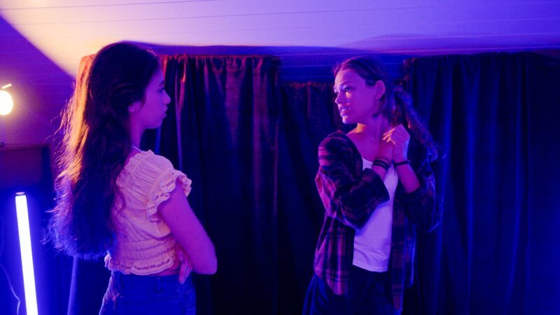 (v.li.): Sofia Haug Khoury (Lea), Selma Skaare Tanderø (Thea). – Bild: ORF/​Beta Film/​NRK/​Annicken Aasheim/​Alvilde Naterstad