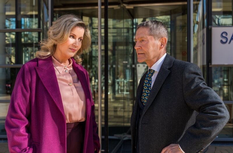 Der sonst sehr stilsichere Dr. Rolf Kaminski (Udo Schenk) bringt Sarah Marquardt (Alexa Maria Surholt) morgens beim Betreten der Sachsenklinik in die Bredouille, als sie seine neue Krawatte sieht. – Bild: MDR/​Saxonia Media/​Carolin Reschk
