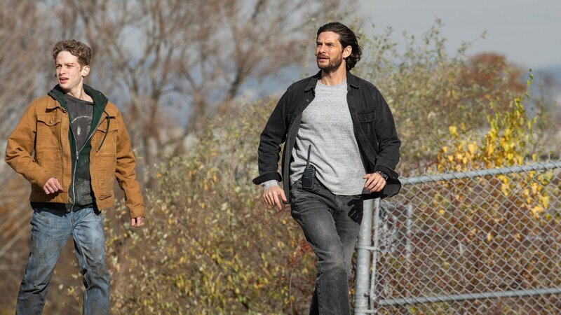 Luke (Joe Freeman, l.) und Tim (Ben Barnes, r.) fliehen vor ihren Verfolgern aus dem Institut. – Bild: ZDF