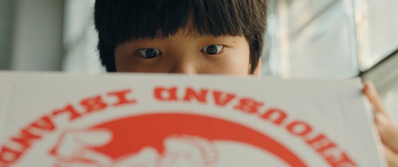 Xi (Max Zheng) macht eine überraschende Entdeckung. – Bild: ARD/​Kundschafter Filmproduktion/​PortauPrincePictures