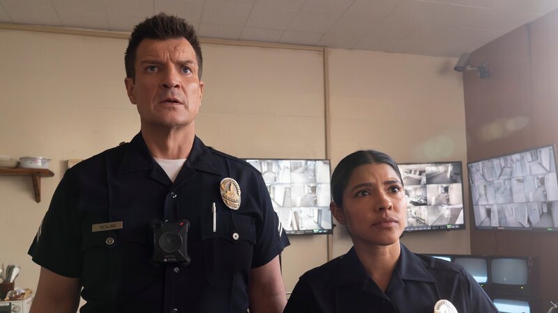 Auf der Suche nach der vermissten Abigail stoßen Officer John Nolan (Nathan Fillion, l.) und Celina Juarez (Lisseth Chavez, r.) auf erste Hinweise, die sie zu einem möglichen Täter führen könnten. – Bild: ZDF