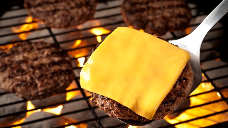 Grilled burgers on the grill.  Please see my portfolio for other food related images. – Bild: mphillips007 /​ Getty Images /​ E+ /​ mphillips007