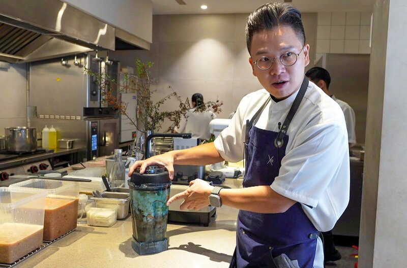 Küchenchef William Kang präsentiert seine gastronomische Interpretation des taiwanesischen Frühstücks Guo Shao Yi Mian. – Bild: Elephant Doc