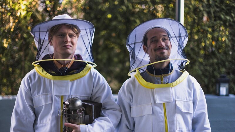 Asel (Lukas Zumbrock, l.) und Andreas (Klaus Steinbacher, r.) versuchen, sich mit geschickter Tarnung Zugang zum Haus zu verschaffen. – Bild: ZDF