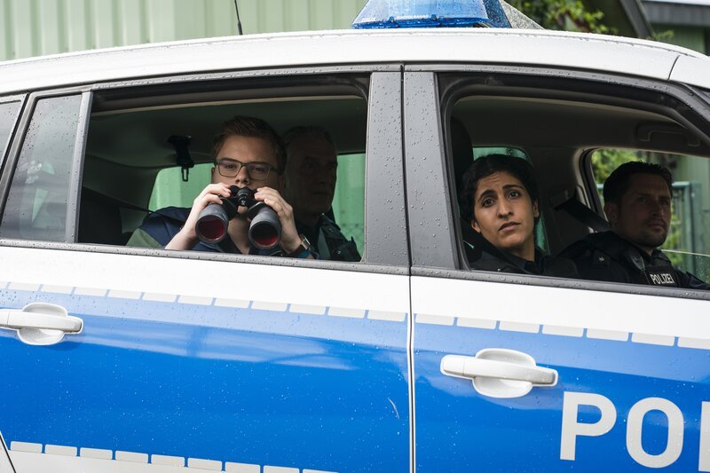 Marlons (Matti Schneider, links) Praktikum bei der Polizei beginnt spannend zu werden. – Bild: MDR/​Thomas Dietze