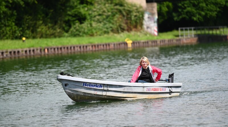 Moderatorin Sabine Heinrich reist über möglichst viele Gewässer durch den Westen und ist mit ihrem Bötchen „Heinrich“ auf dem Dortmund-Ems-Kanal unterwegs. – Bild: WDR/​Julia Feldhagen