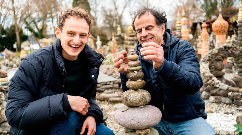 Checker Julian mit Balance-Künstler Volker in seinem Steingarten – Bild: BR/​megaherz gmbh/​Hans-Florian Hopfner