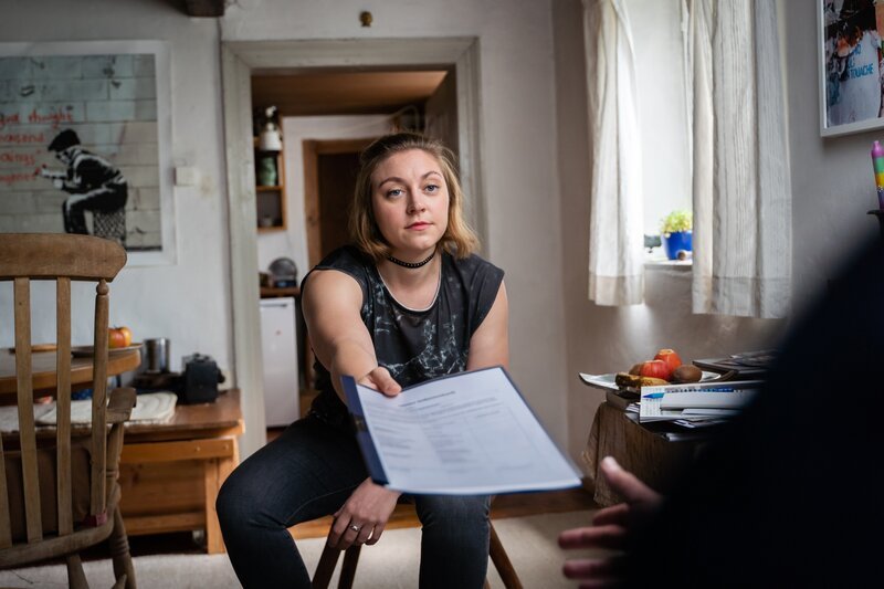 Anja (Julia Angeli), die potentielle Mitbewohnerin, ist wenig begeistert. – Bild: Leonine /​ Jenrick Mielke