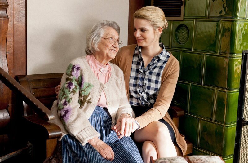 Oma Hedwig (Dorothea Walda, l.) versucht es mit dem Führerschein. Sie will Saskia (Rike Schmid, r.) beweisen, dass sie noch nicht zum alten Eisen gehört. – Bild: WDR/​ARD/​Frank Dicks