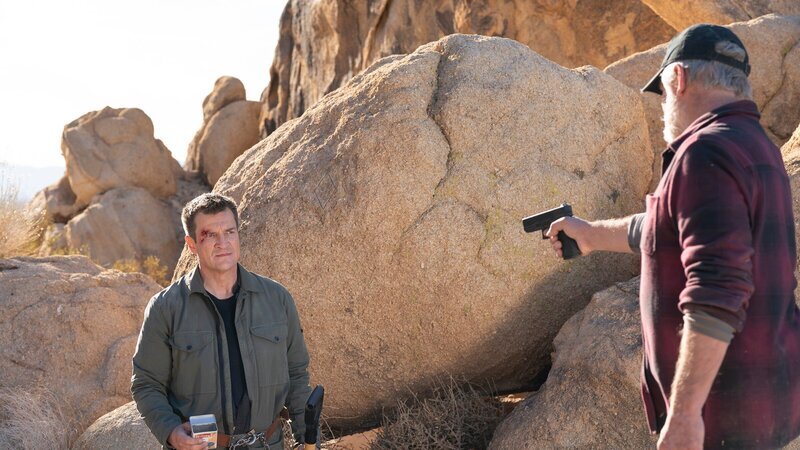 Oscar (Matthew Glave, r.) entführt Officer John Nolan (Nathan Fillion, l.) und zwingt ihn, seinen vergrabenen Schatz auszugraben. Doch nachdem Nolan seine Aufgabe erfüllt hat, benötigt Oscar seine „Dienste“ nicht länger. – Bild: ZDF