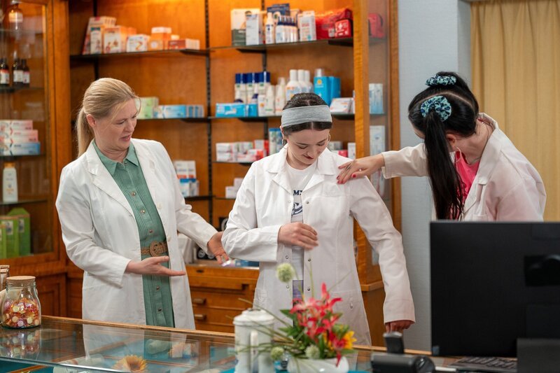 Maja ist positiv überrascht, als sie von Vera direkt freundlich in die tägliche Arbeit eingebunden wird. Von links: Vera (Sybille Waury), Maja (Godiva Adela) und Tina (Anita Eichhorn). – Bild: Ewa Wiese /​ BR