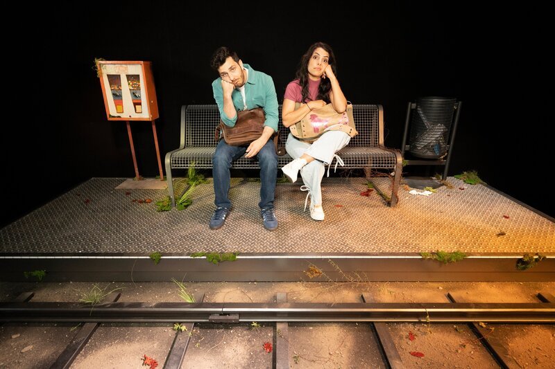 Clarissa und Tarkan sitzen an einer einsamen Bahnhaltestelle – ohne Handyempfang. – Bild: WDR/​Thorsten Schneider
