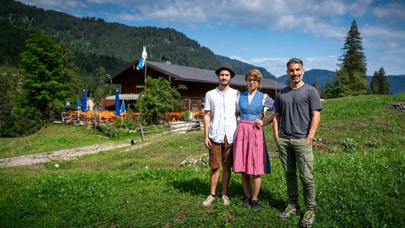 Von links: Adrian Meßmer, Katharina Pscheidl und Marcus Fahn vor der Oswaldhütte. – Bild: BR/​cutflow GmbH/​David Hulik