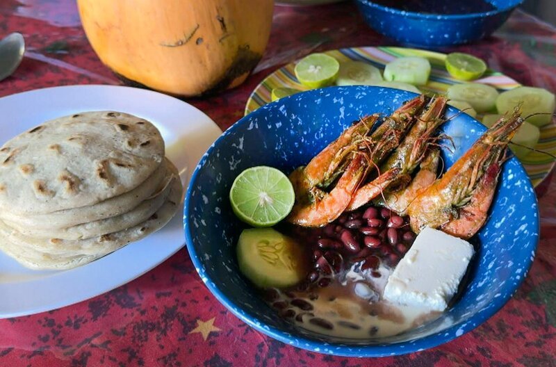 Knoblauchgarnelen aus El Salvador: Sie werden mit einer Soße aus Garnelenbrühe, Margarine, Knoblauch und Koriander übergossen und dann kurz angebraten. – Bild: Elephant Doc