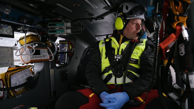 Konzentriert im Anflug: Dr. Raphael Bender sitzt einsatzbereit im Rettungshubschrauber. – Bild: ZDF