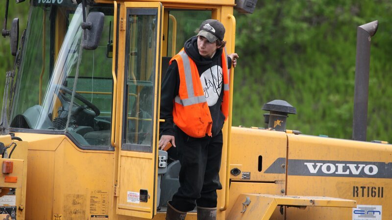 Parker Schnabel in truck. – Bild: Discovery Communications /​ Tim Dalby