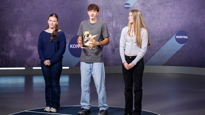 Luis aus dem Kontra-Team erklärt, warum Klassenchats stressen. – Bild: ZDF/​Steffen Becker-Fotodesign