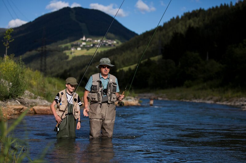 Das Bild zeigt Fliegenfischer Anton Calovi und Paul Mitteregger beim Fliegenfischen in der Drau. – Bild: ServusTV /​ Daniel Götzhaber