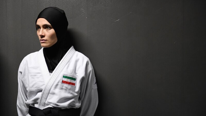 Um sich ihren Traum von einer Goldmedaille zu erfüllen, widersetzt sich die iranische Judoka Leila Hosseini (Arienne Mandi) ihrer eigenen Regierung, die sie bei der WM zu einem Turnierabbruch zwingen will und dabei auch nicht vor Einschüchterungen zurückschreckt. – Bild: ZDF Um sich ihren Traum von einer Goldmedaille zu erfüllen, widersetzt sich die iranische Judoka Leila Hosseini (Arienne Mandi) ihrer eigenen Regierung, die sie bei der WM zu einem Turnierabbruch zwingen will und dabei auch nicht vor Einschüchterungen zurückschreckt. – Bild: ZDF