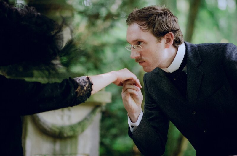 Dr. Büchner (Wolf Danny Homann, r.) und Luise von Kummerveldt (Milena Straube, l.). – Bild: WDR/​Goldstoff Filme/​ABBYLL