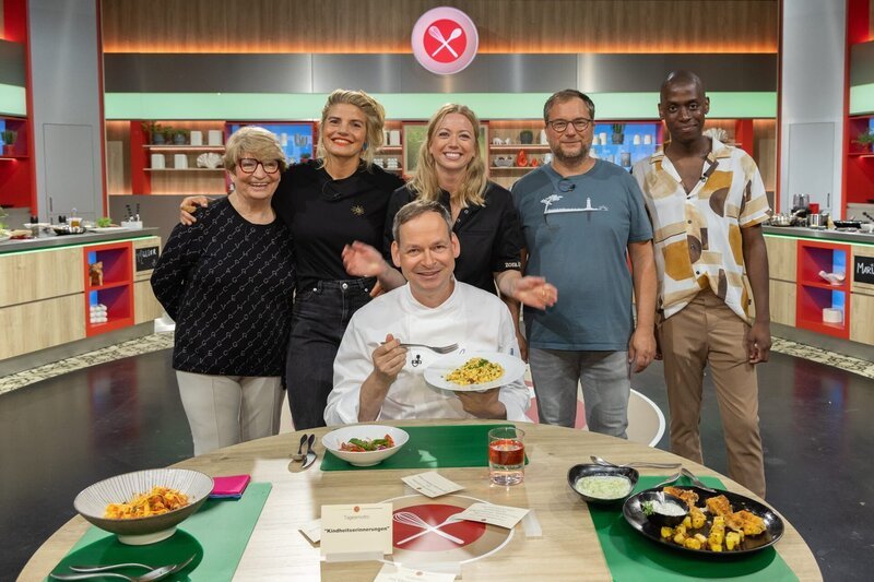 Gruppenfoto von links: Kandidaten Waltraud Aigner, Maria Hertzenberg, Juror Christoph Rüffer, Moderatorin Zora Klipp, Kandidaten Bernd Demel und Müller Ramos Reusch – Bild: ZDF Gruppenfoto von links: Kandidaten Waltraud Aigner, Maria Hertzenberg, Juror Christoph Rüffer, Moderatorin Zora Klipp, Kandidaten Bernd Demel und Müller Ramos Reusch – Bild: ZDF