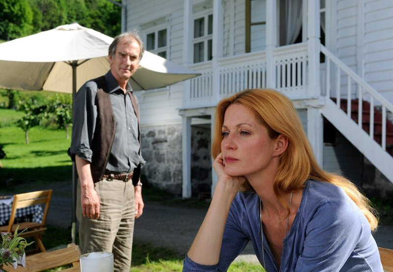 Pensionswirt Fritjolf (Peter Prager) kann nachfühlen, was in Agnes (Esther Schweins) vor sich geht. – Bild: ARD Degeto/​Hans-Joachim Pfeiffer