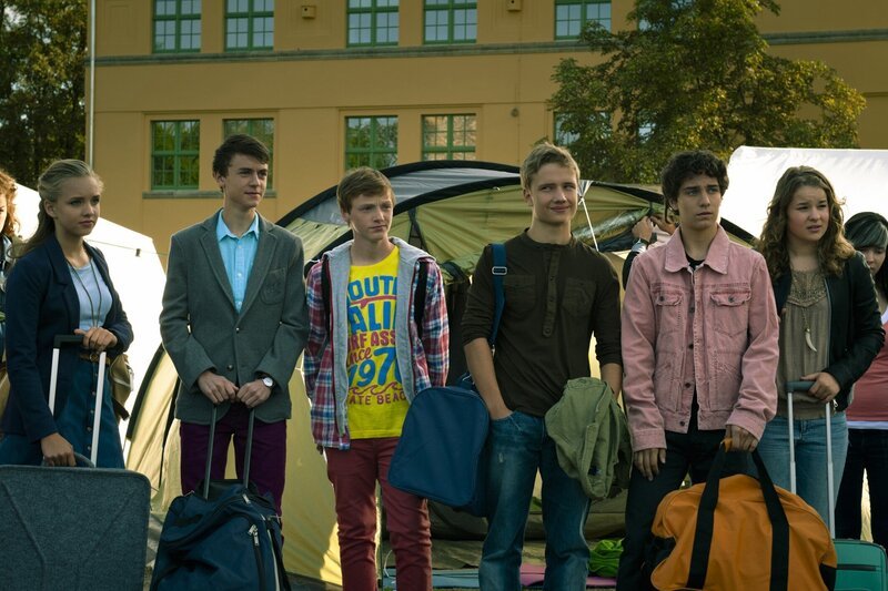 Die Schüler erfahren, dass sie unfreiwillig campen müssen. v.l.n.r. Constanze (Henrieke Fritz), Hubertus (Hugo Gießler), Tobias (Stefan Wiegand), Justus (Robert Reichert), Tommy (Lucas Leppert), Li-Ming (Ruth Schönherr). – Bild: MDR/​Anke Neugebauer