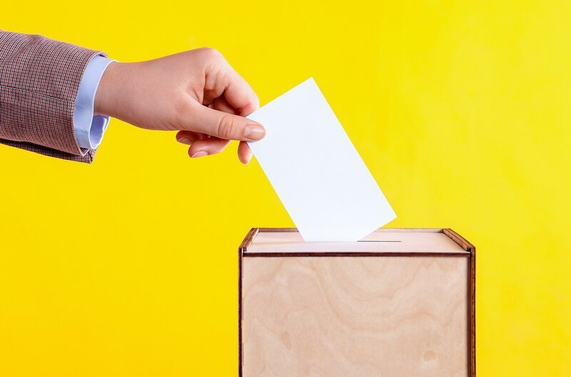 Unterschiedliche Faktoren spielen bei unserer Wahlentscheidung eine Rolle – dazu gehören die Parteienbindung, bestimmte für uns besonders wichtige Themen oder das Personal der Parteien. – Bild: BR/​arte