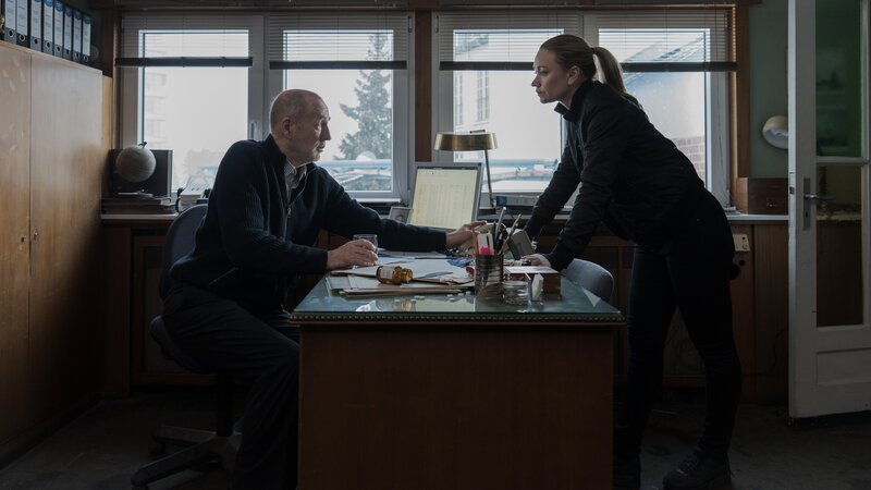 Sarah Kohr (Lisa Maria Potthoff) will jetzt endlich alles wissen, was Jörg Naujoks (Peter Lohmeyer) ihr verheimlicht. – Bild: ZDF und Christine Schröder
