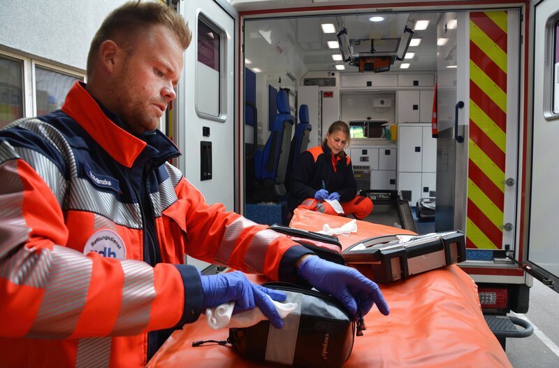 Nach jedem Einsatz Routine: Hannes und Sandrina machen den Rettungswagen und alle Geräte wieder bereit für die nächste Tour. – Bild: NDR/​Produktion Clipart