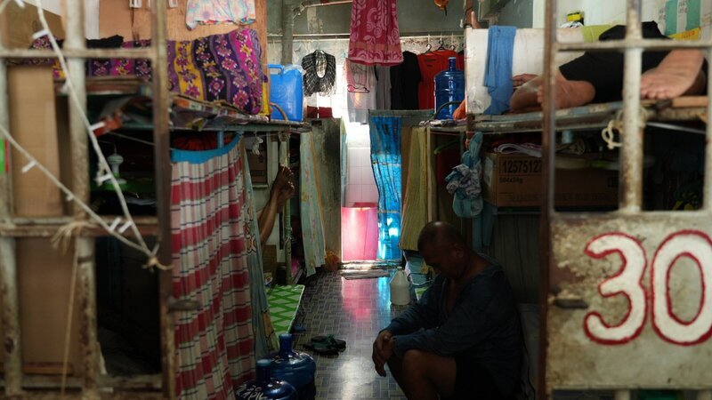 Bis zu zehn Insassen teilen sich eine etwa zwanzig Quadratmeter große Zelle im Hochsicherheitsgefängnis von Cebu City – und nur eine Toilette. Die Zellen sind eng, überfüllt und die hygienischen Zustände oft mangelhaft. – Bild: ZDF