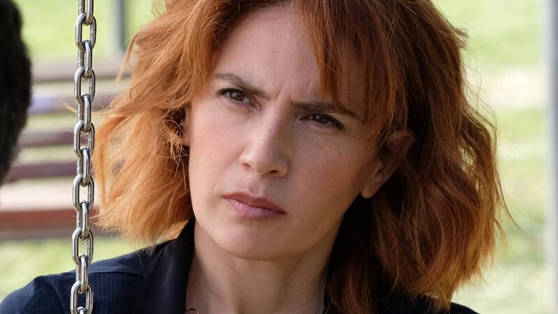 Sara (Maya Sansa, r.) ist besorgt über Valerios (Alessandro Gassmann, l.) Pläne. – Bild: ZDF