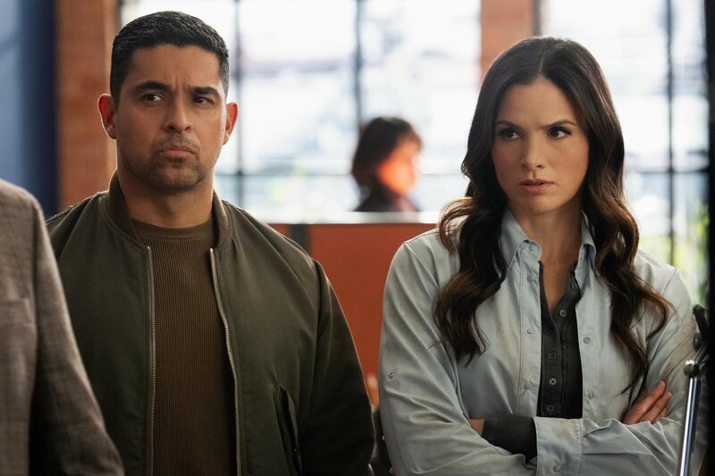 Nick Torres (Wilmer Valderrama, l.); Jessica Knight (Katrina Law, r.) – Bild: CBS Broadcasting, Inc. /​ Robert Voets