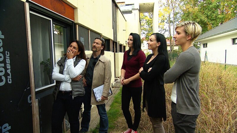 Von rechts: Isabell, Angelica und Maja zeigen den Baurettern John Kosmalla und Manuela Reibold-Rolinger das Haus. Beim Anblick der Fassade verschlägt es Manuela die Sprache. – Bild: RTL II