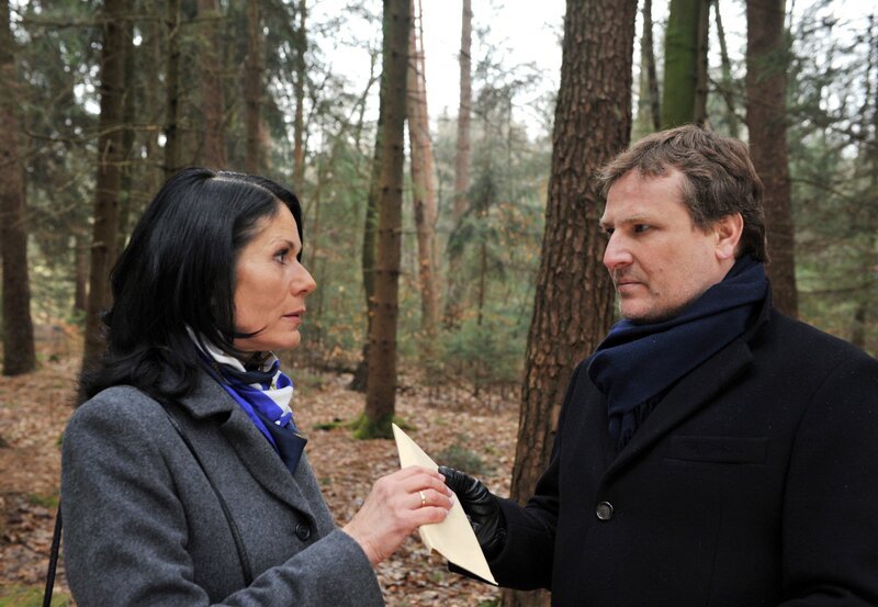 ARD STURM DER LIEBE FOLGE 1771. Doris (Simone Ritscher, l.) beendet ihre geschäftliche Beziehung mit ihrem Komplizen Dr. Drescher (Tobias Maehler, r.). – Bild: ARD/​Ann Paur