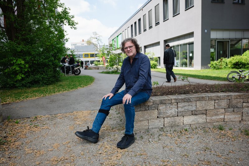 Michael vor der SchlaU-Schule. – Bild: BR/​Max Beck