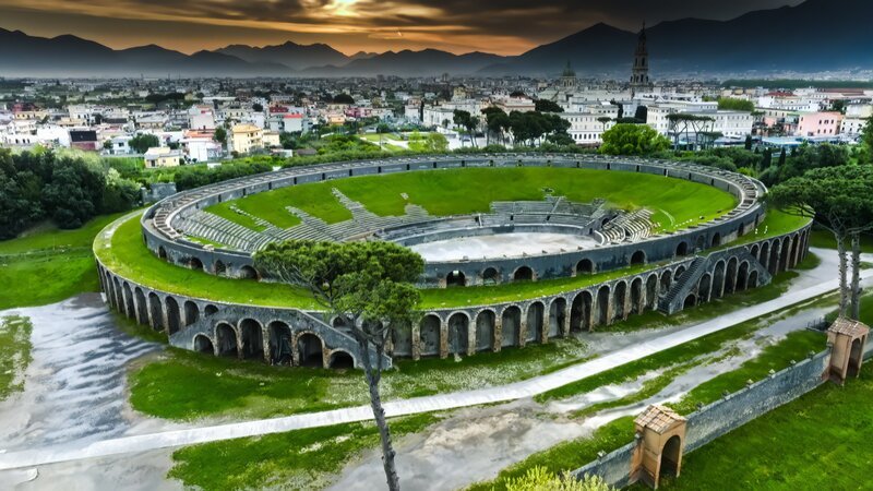 Im Amphitheater von Pompeji kommt es im Jahr 59 nach Christus zu massiven gewalttätigen Auseinandersetzungen. – Bild: Blink Films / ZDF Im Amphitheater von Pompeji kommt es im Jahr 59 nach Christus zu massiven gewalttätigen Auseinandersetzungen. – Bild: Blink Films / ZDF