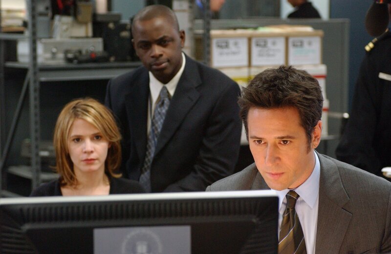 Eine geheimnisvolle Seuche breitet sich in L.A. aus, Don (Rob Morrow, r.), Terry (Sabrina Lloyd, l.) und David (Alimi Ballard, M.) werden hinzugezogen, um Schlimmeres zu verhindern. – Bild: 13TH STREET