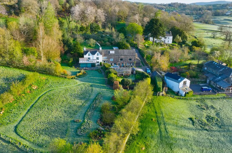 Ein idyllischer englischer Landgarten im Lake District, liebevoll gepflegt von seinen Besitzern Chris und Liz, bietet Lebensraum für zahlreiche Tierarten. – Bild: Alex Godfrey