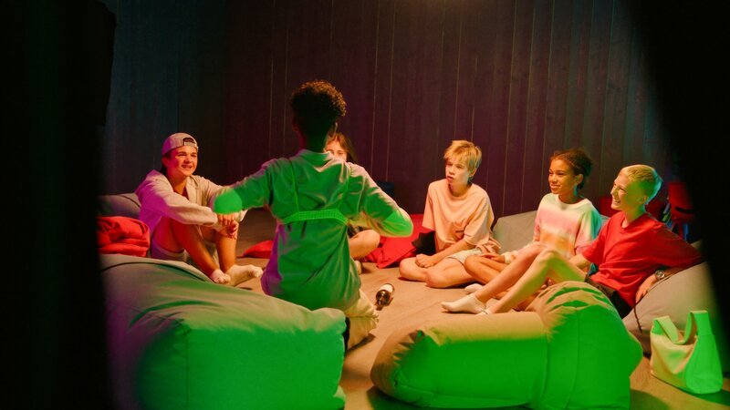 (v.li.): Lucas Wendelbo Perez (Leo), Caleb Kebreab (William), Sofia Haug Khoury (Lea), Gabriel Gunerius Fevang (Klaus), India Dee Kvangarsnes (Noor), Herman Nysæther Grinde (Theodor). – Bild: ORF/​Beta Film/​NRK/​Annicken Aasheim/​Alvilde Naterstad