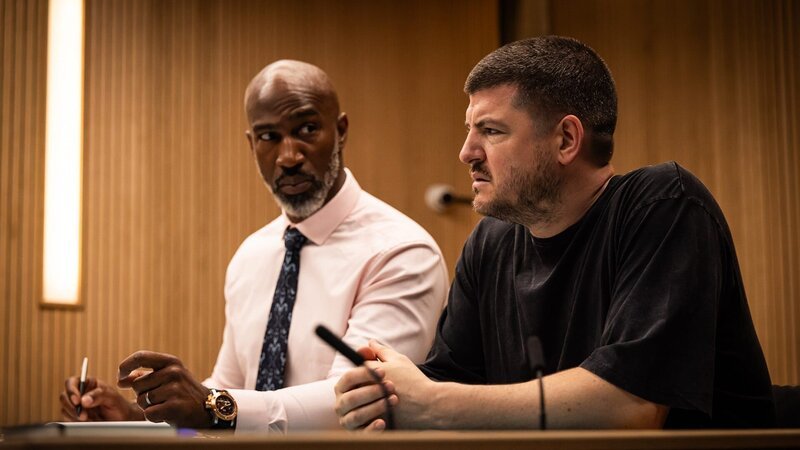 Sheridan Graves (Roger Ajogbe, l.) und Tom Evans (James Alexandrou, r.) – Bild: AXN White