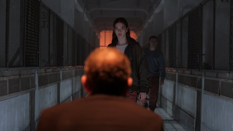 Der Outcast (Rod Hill, l.) übt eine unheimliche Macht auf Luce (Jessica Alexander, M.) aus – Daniel (Gijs Blom, r.) eilt ihr zu Hilfe. – Bild: ZDF