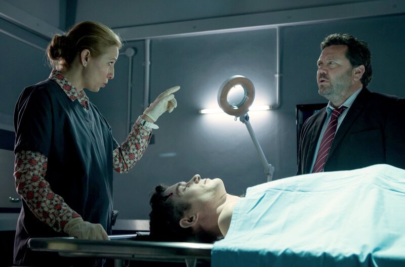 Die Pathologin Gina (Christina Serban Ionda) und Detective Mike Shepherd (Neill Rea) untersuchen den Mord an dem einflussreichen Weinkritiker Paul Winterson (Alistair Browning). – Bild: ARD Degeto/​All3Media international
